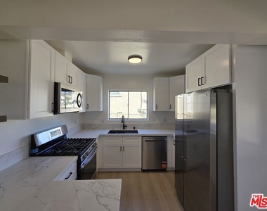 1185 W 22nd Street - Photo Thumbnail 4