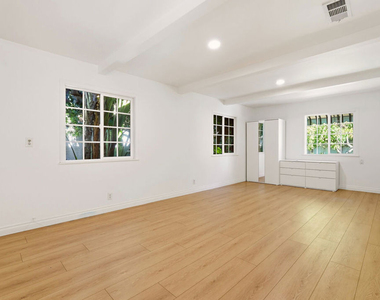 736 N Alta Vista Boulevard - Photo Thumbnail 16