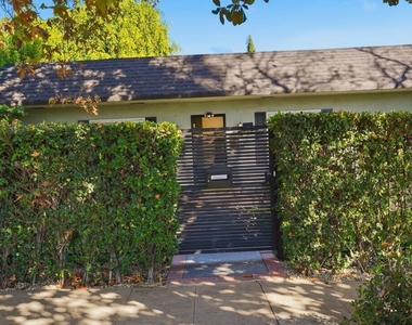 736 N Alta Vista Boulevard - Photo Thumbnail 13