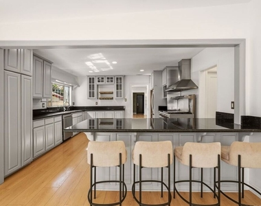 736 N Alta Vista Boulevard - Photo Thumbnail 2