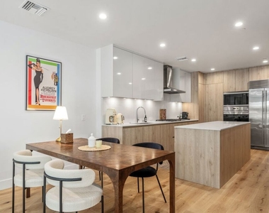 724 N Croft Avenue - Photo Thumbnail 1