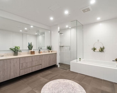 724 N Croft Avenue - Photo Thumbnail 3