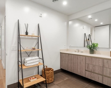 724 N Croft Avenue - Photo Thumbnail 28