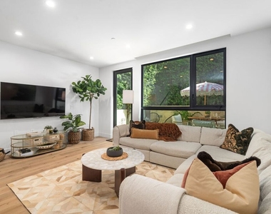 724 N Croft Avenue - Photo Thumbnail 11