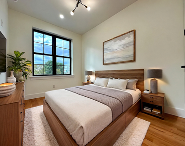 431 Columbia Street - Photo Thumbnail 6