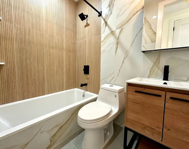 431 Columbia Street - Photo Thumbnail 7
