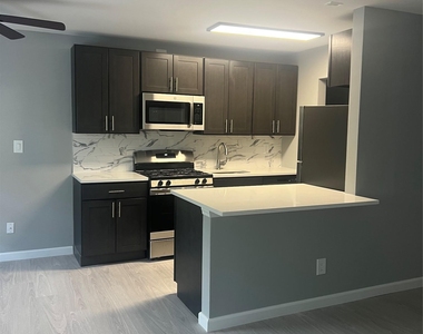 211 Hawthorne Avenue - Photo Thumbnail 2