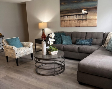 211 Hawthorne Avenue - Photo Thumbnail 1