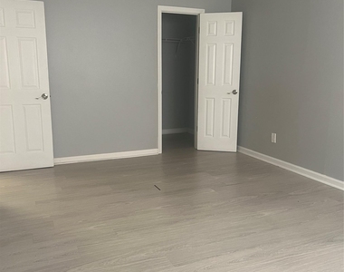 211 Hawthorne Avenue - Photo Thumbnail 3