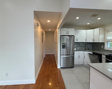 22924 Edgewood Avenue - Photo Thumbnail 5
