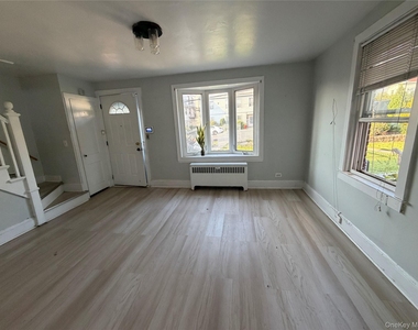 228 Roberts Avenue - Photo Thumbnail 3