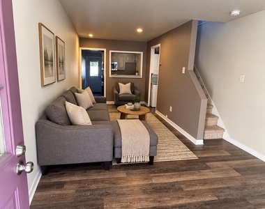 9 West Burlington Street - Photo Thumbnail 1