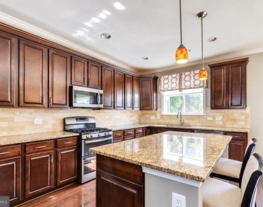 7521 Calais Way - Photo Thumbnail 6
