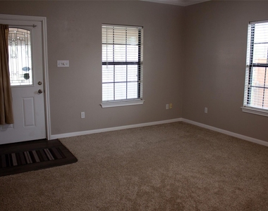 208 Shaw St - Photo Thumbnail 4