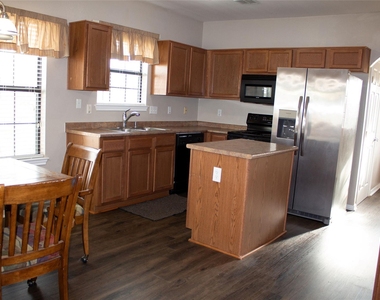 208 Shaw St - Photo Thumbnail 9