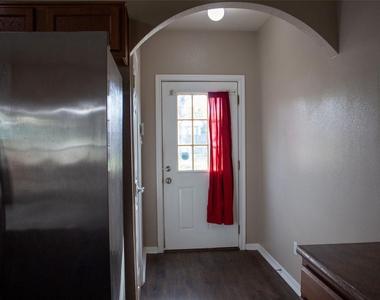 208 Shaw St - Photo Thumbnail 12