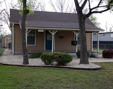 208 Shaw St - Photo Thumbnail 1