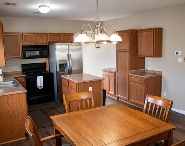 208 Shaw St - Photo Thumbnail 8