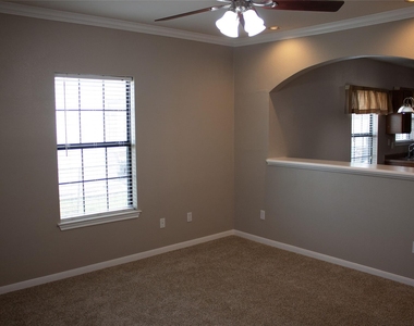 208 Shaw St - Photo Thumbnail 6