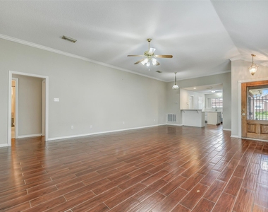 206 Live Oak Lane - Photo Thumbnail 7