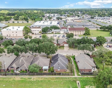 206 Live Oak Lane - Photo Thumbnail 4