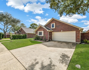 206 Live Oak Lane - Photo Thumbnail 2
