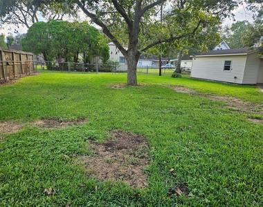 1809 Brazos Street - Photo Thumbnail 7