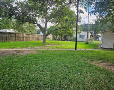 1809 Brazos Street - Photo Thumbnail 9