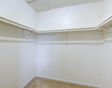 10811 Richmond Avenue - Photo Thumbnail 6