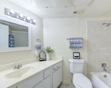 10811 Richmond Avenue - Photo Thumbnail 14