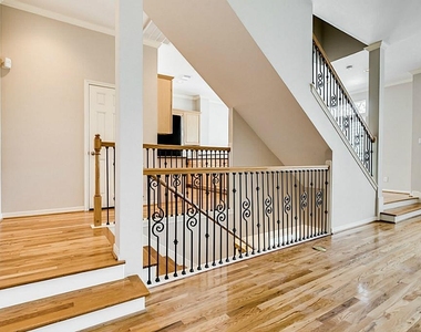 5420 Venice Street - Photo Thumbnail 8