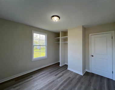 1324 W 10th Street - Photo Thumbnail 5