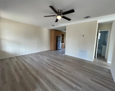 1324 W 10th Street - Photo Thumbnail 8