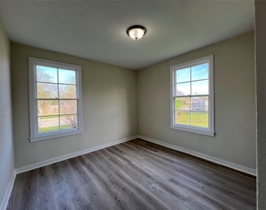 1324 W 10th Street - Photo Thumbnail 6