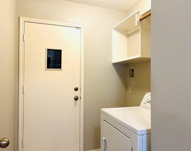 1404 Helmsley Drive - Photo Thumbnail 32