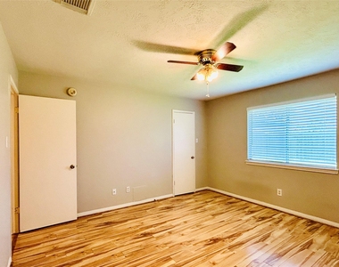 1404 Helmsley Drive - Photo Thumbnail 28