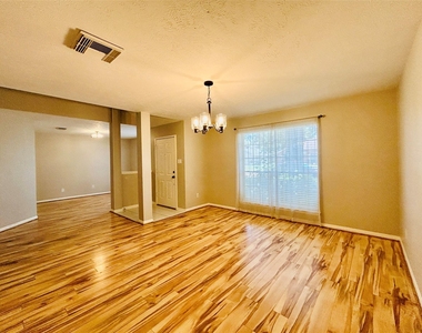 1404 Helmsley Drive - Photo Thumbnail 8