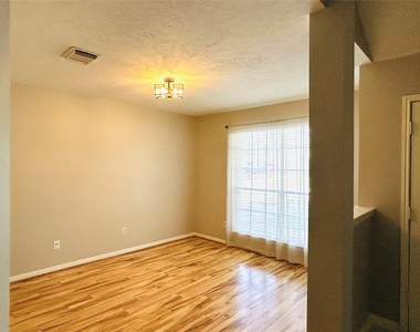 1404 Helmsley Drive - Photo Thumbnail 5