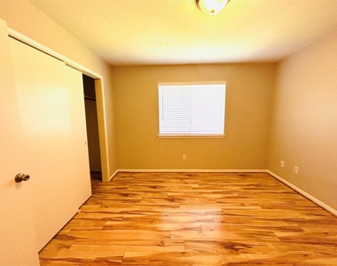 1404 Helmsley Drive - Photo Thumbnail 31