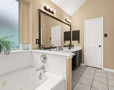 3802 Oakwilde Circle - Photo Thumbnail 9