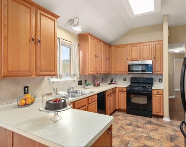 3802 Oakwilde Circle - Photo Thumbnail 4
