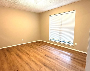 3022 Mosby Drive - Photo Thumbnail 9