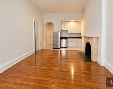 East 72 Street - Photo Thumbnail 5