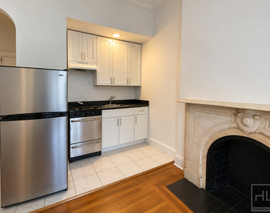 East 72 Street - Photo Thumbnail 2