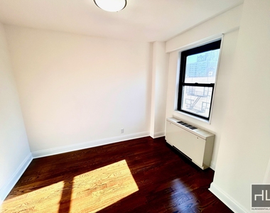 E 88th St - Photo Thumbnail 3