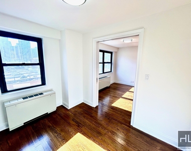 E 88th St - Photo Thumbnail 5