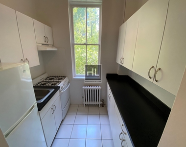 East 71 Street - Photo Thumbnail 3