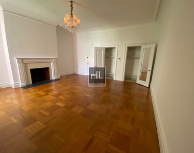 East 71 Street - Photo Thumbnail 2