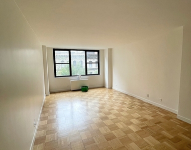 East 49 Street - Photo Thumbnail 1