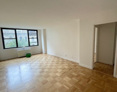 East 49 Street - Photo Thumbnail 2
